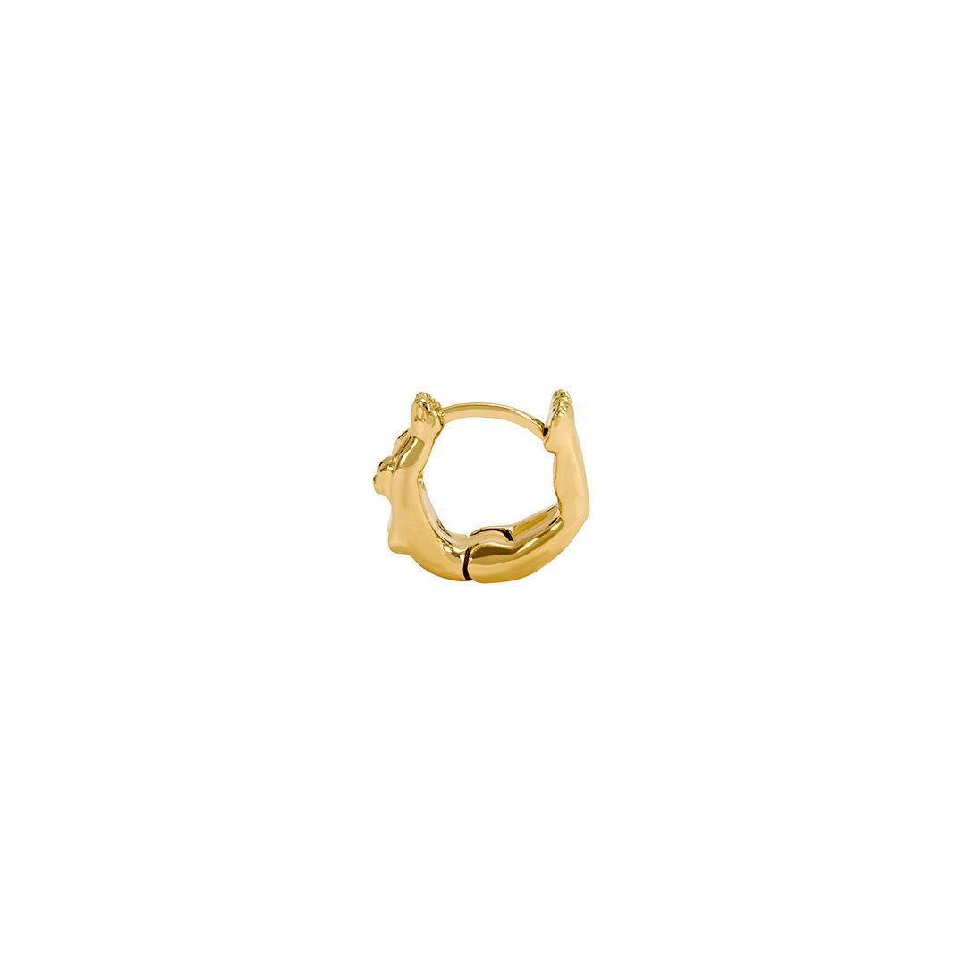 Paola Vilas 18k gold hoop piercing of a female body