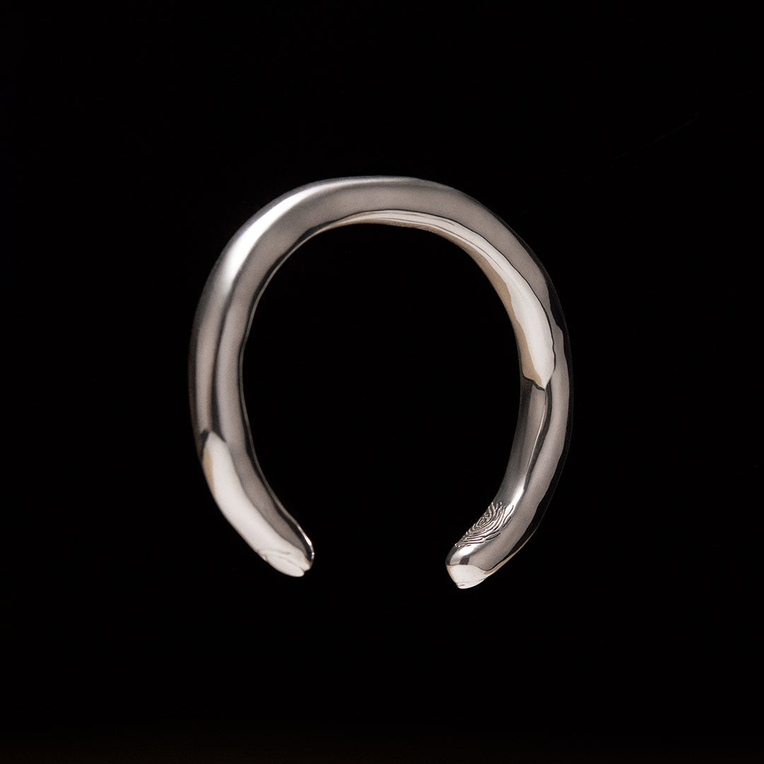 Finger bracelet in sterling silver with engraved fingerprint
