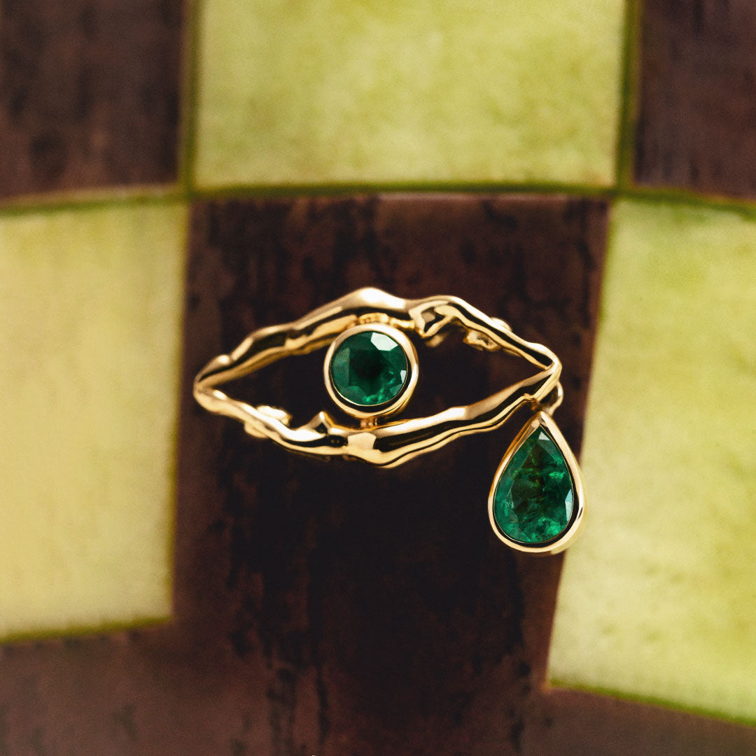 Eye and feminine body earring in 18k gold and emeralds