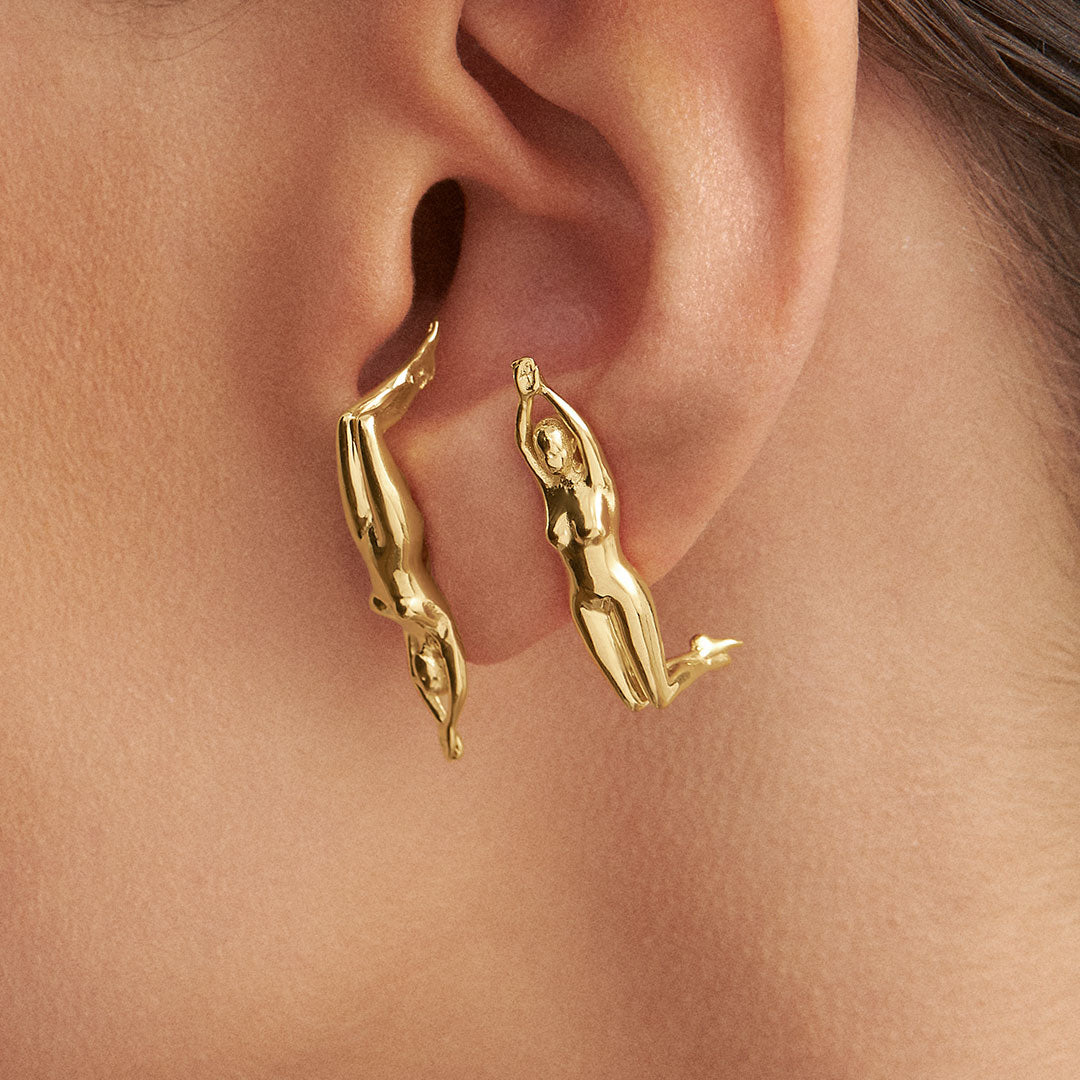 Model wearing earrings in 925 silver with 18k gold plating of a woman's body