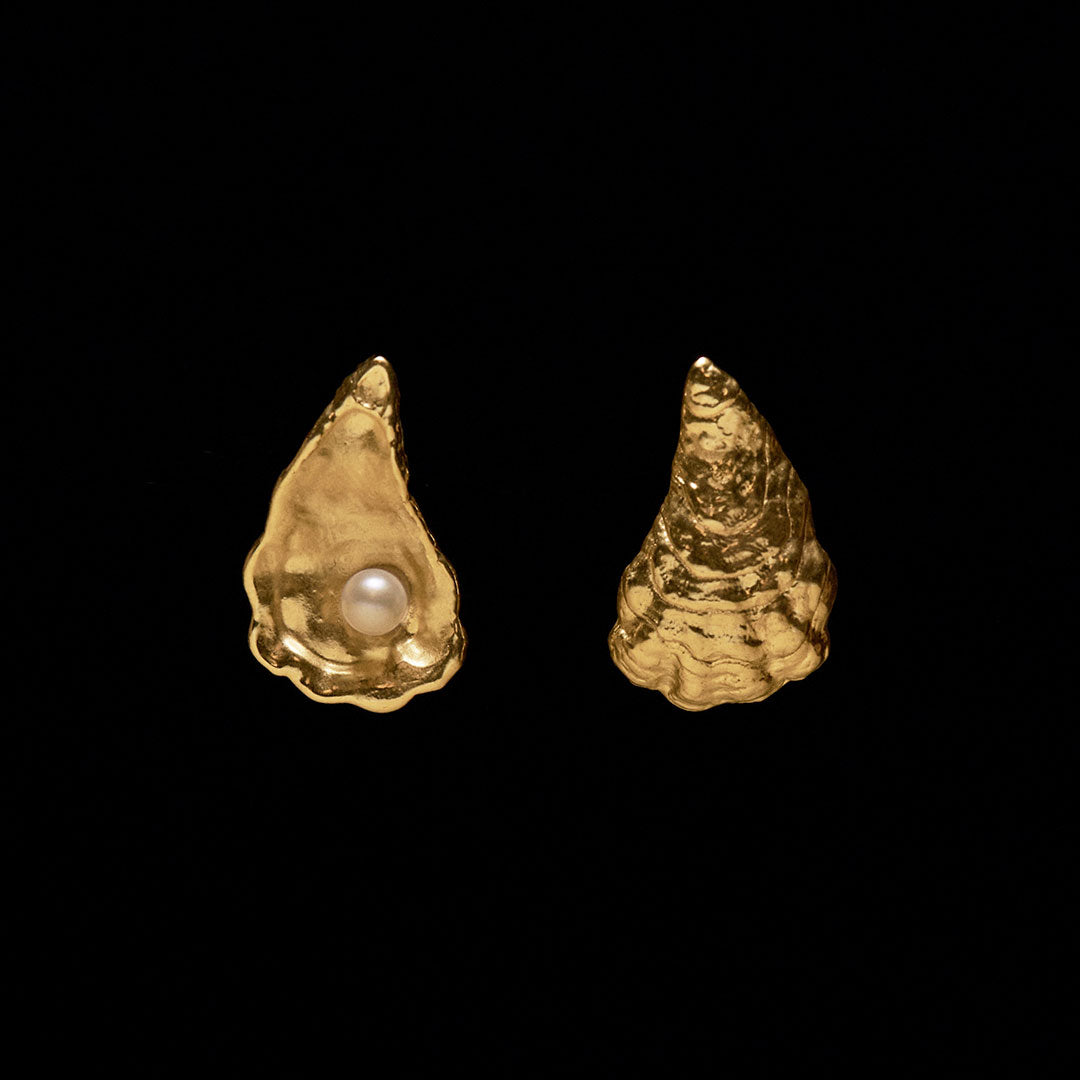 Asymmetrical small oyster earring in sterling silver with 18k gold plating and pearl