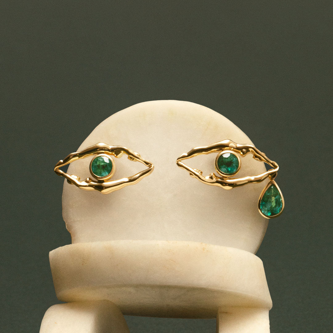 Eye-shaped earrings formed by bodies in 18k gold and emeralds