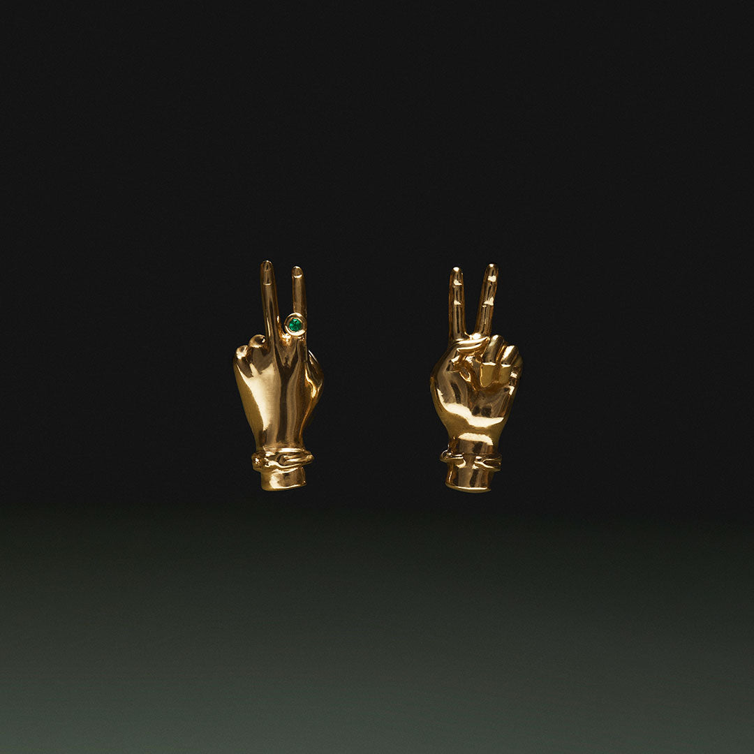 Hand-shaped earrings with peace sign in 18k gold-plated sterling silver and emerald