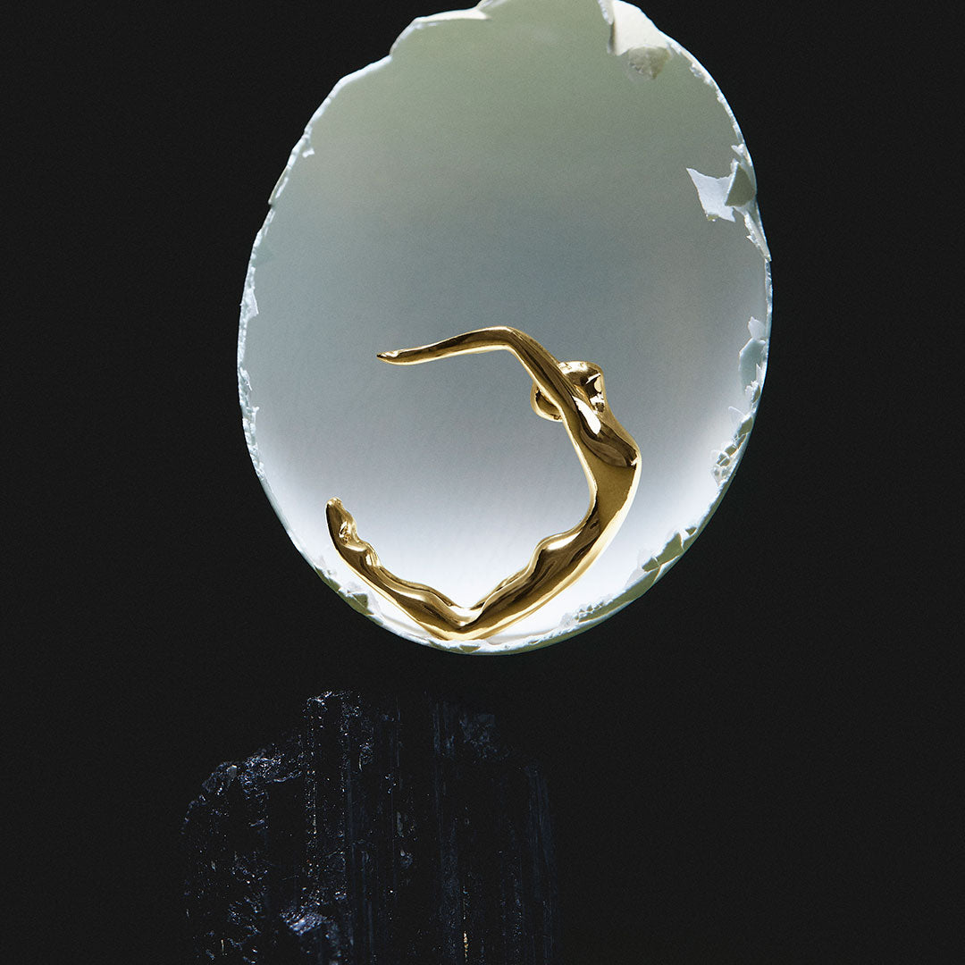 Female body ring in sterling silver with 18k gold plating