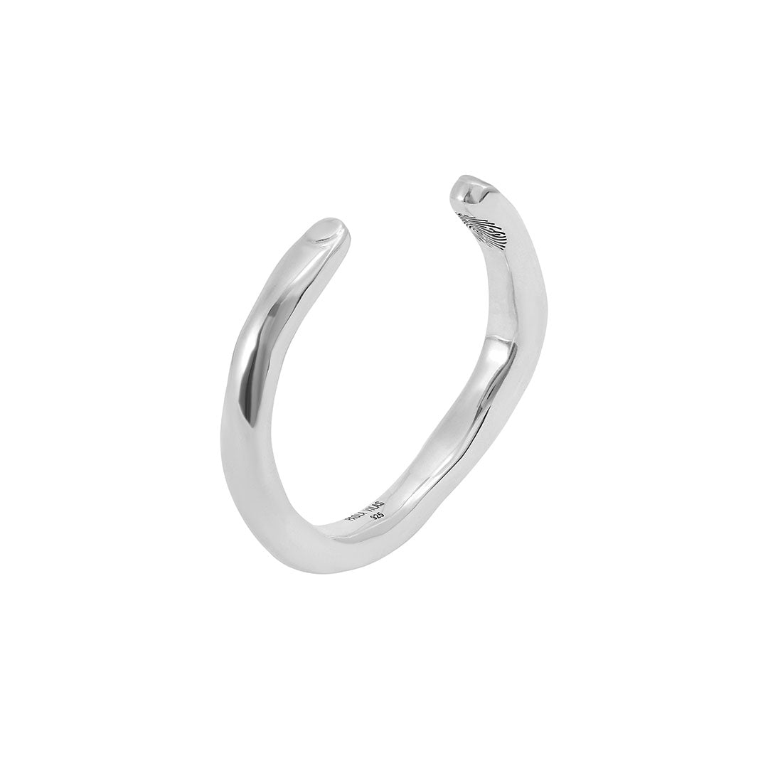Paola Vilas finger bracelet in sterling silver with engraved fingerprint