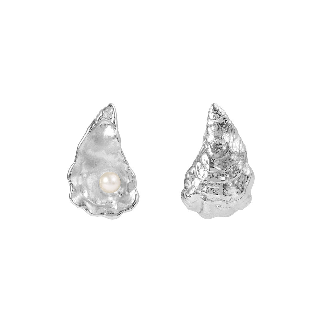 Paola Vilas large oyster earring in sterling silver with pearl