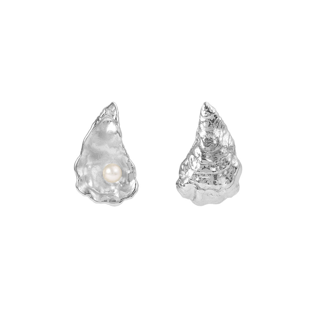 Paola Vilas small oyster earring in sterling silver with pearl