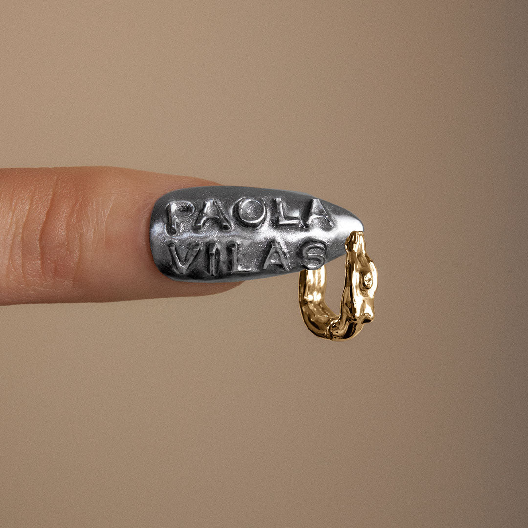 Model wearing Paola Vilas female body piercing in 18k gold