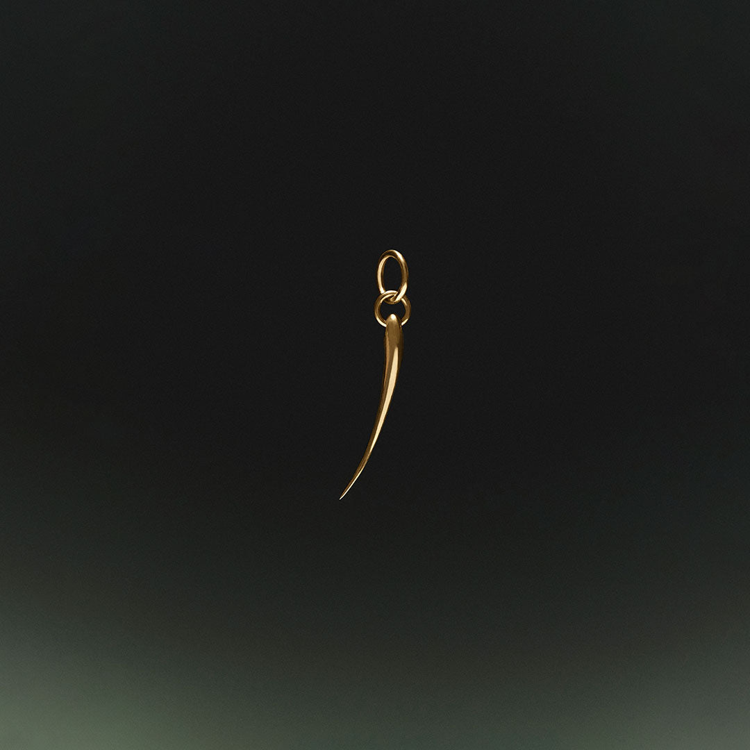 Eyelash pendant in 18k gold