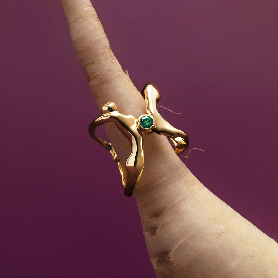 18k gold ring of bodies adorned with emerald