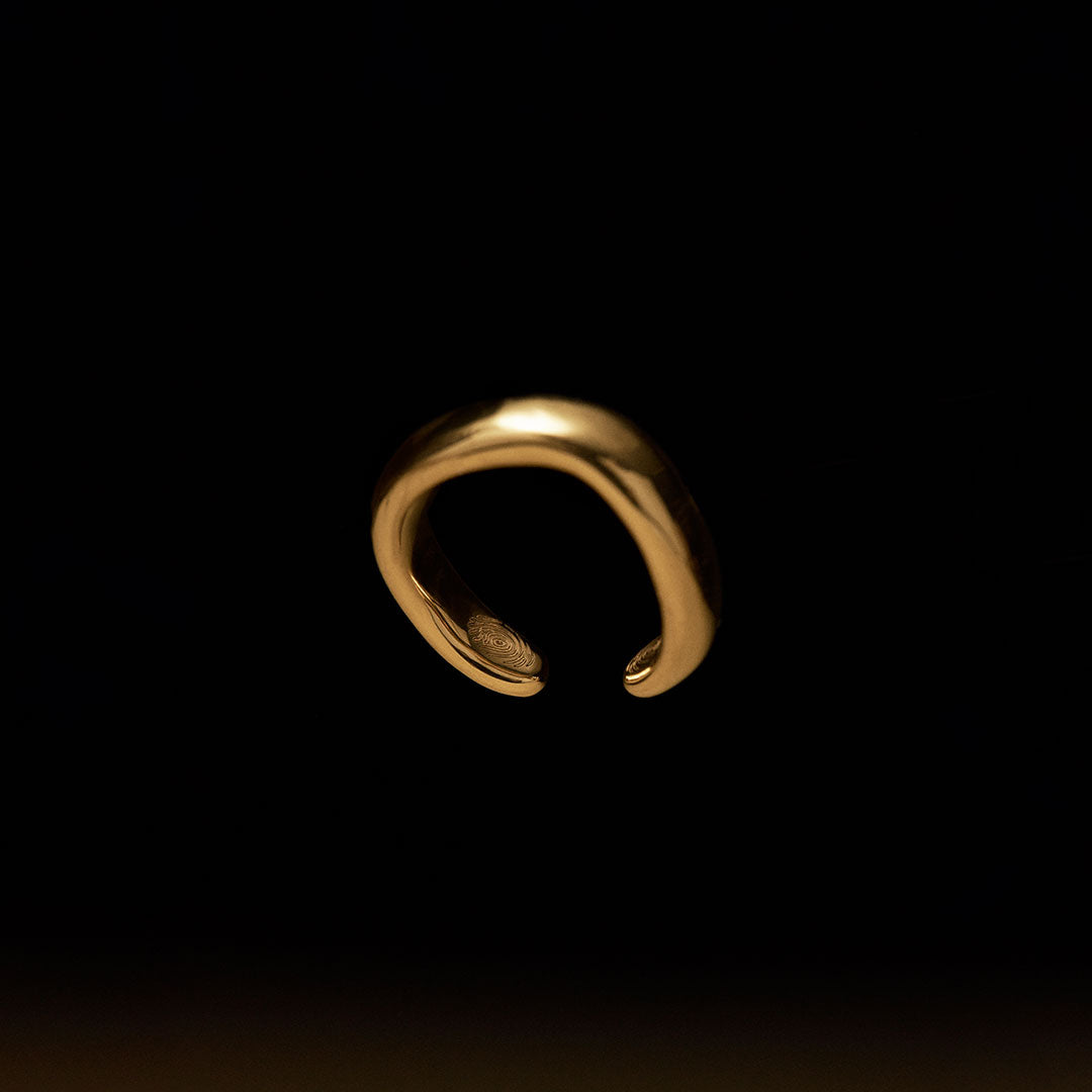 Surrealist finger ring in sterling silver with 18k gold plating and engraved fingerprint
