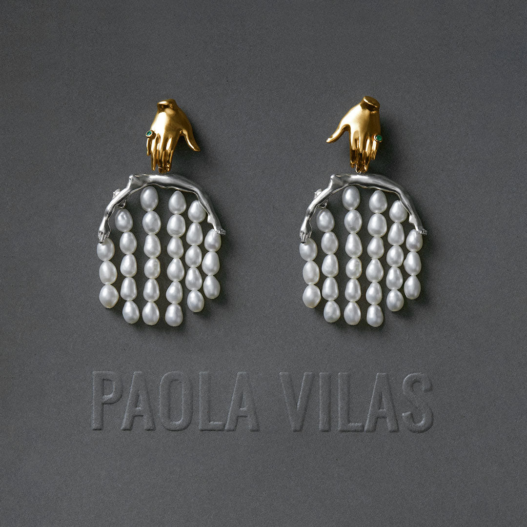 Earring in 18k gold-plated sterling silver featuring a hand and feminine body adorned with pearls and emerald
