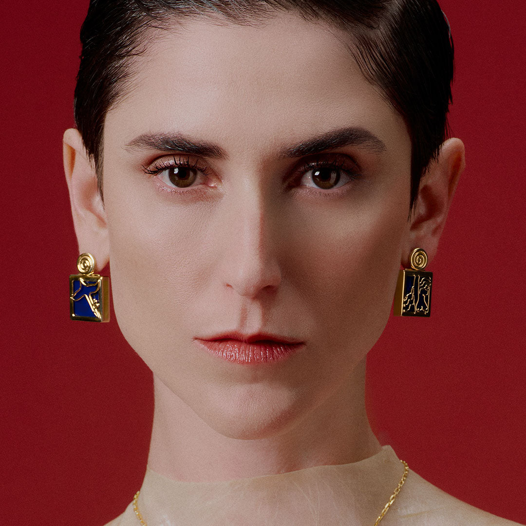 PAOLA-VILAS-JEWELRY-GOLD-WOMEN-CHAIR-BODIES-SCULPTURE