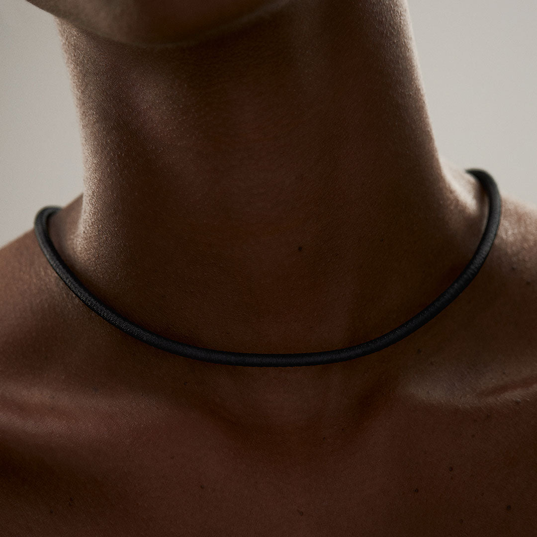 PAOLA-VILAS-PENDANT-GOLD-18K-SILK-NECKLACE