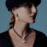 PAOLA-VILAS-PENDANT-NECKLACE-JEWELRY-GOLD-18K-SILK-BODIES-CAVALETE