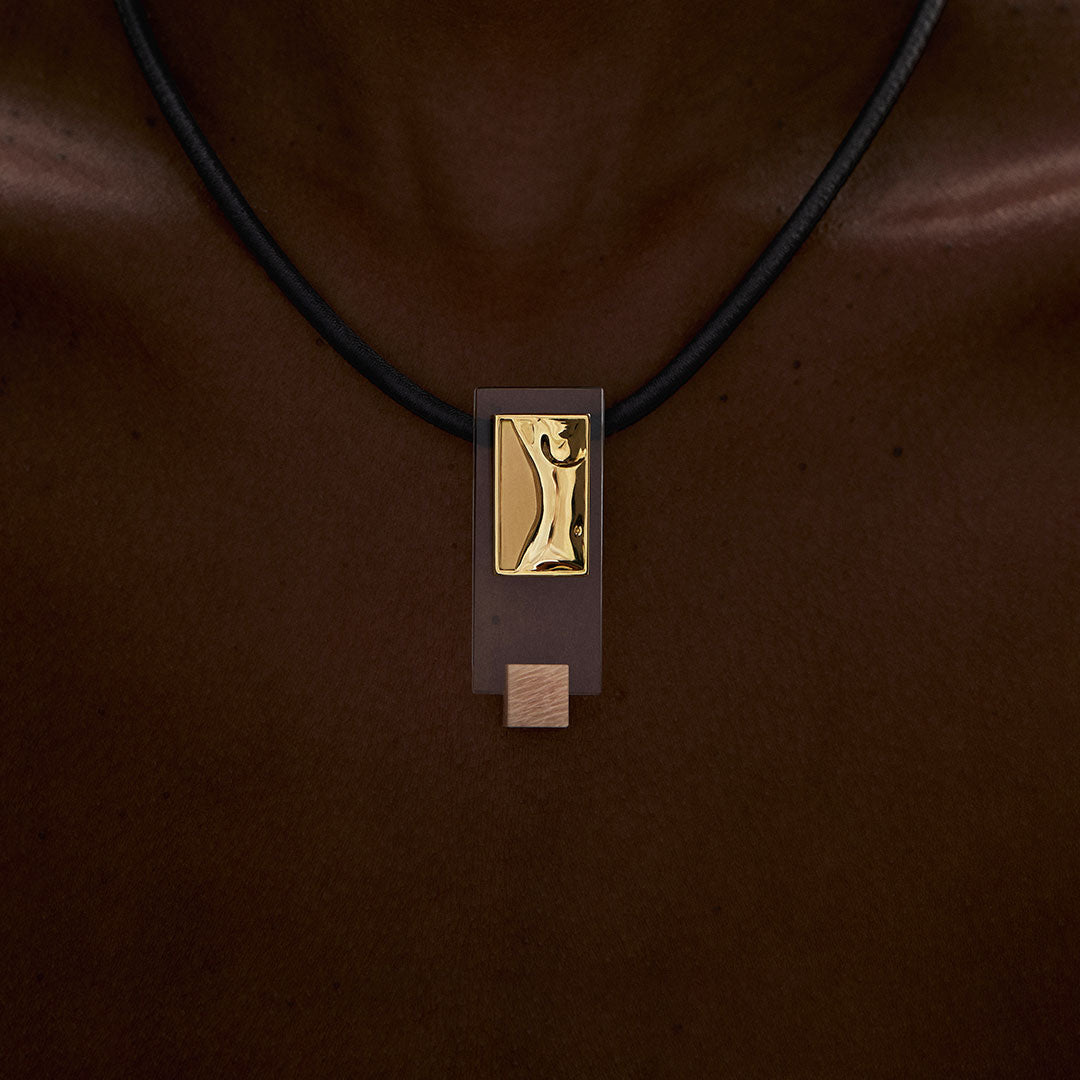 PAOLA-VILAS-PENDANT-NECKLACE-JEWELRY-GOLD-18K-SILK-BODIES-CAVALETE