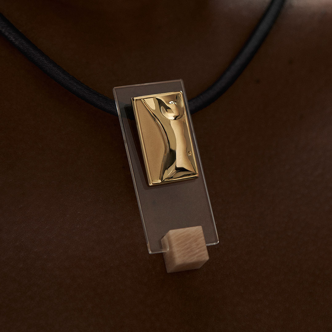 PAOLA-VILAS-PENDANT-NECKLACE-JEWELRY-GOLD-18K-SILK-BODIES