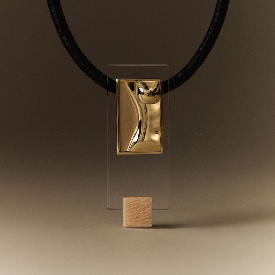 PAOLA-VILAS-PENDANT-NECKLACE-JEWELRY-GOLD-18K-SILK-BODIES-WOMAN