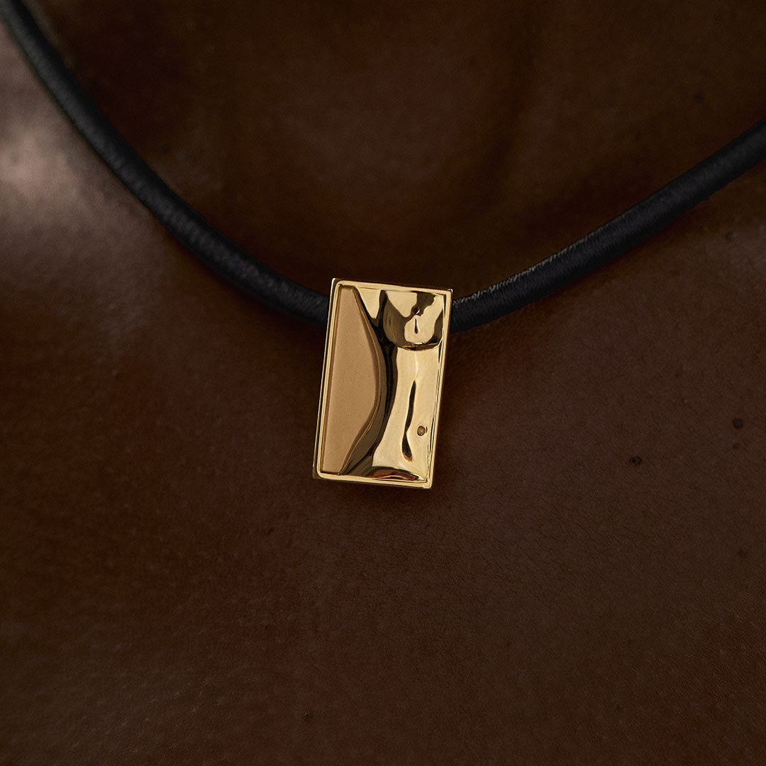 PAOLA-VILAS-PENDANT-NECKLACE-JEWELRY-GOLD-18K-SILK-BODIES