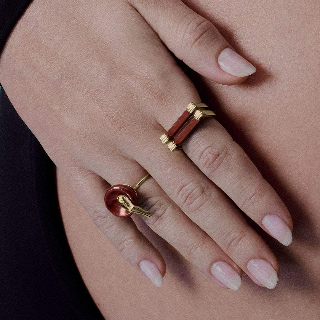 PAOLA-VILAS-RING-GOLD-18K-SCUPTURE-JEWELRY-WOMEN-BODIES-FEMALE-FINE-CHAIR