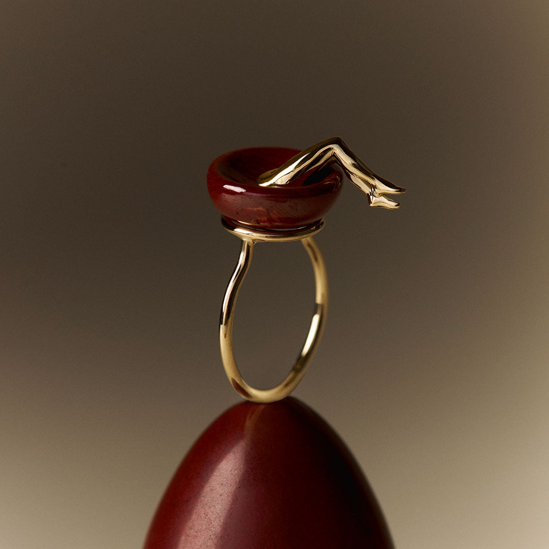 PAOLA-VILAS-RING-GOLD-18K-SCUPTURE-JEWELRY-WOMEN-BODIES-FEMALE-FINE-CHAIR