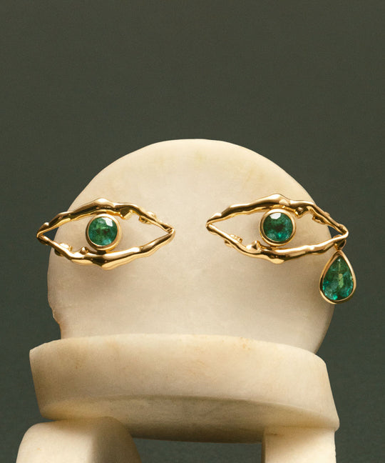 Eye-shaped earrings formed by bodies in 18k gold and emeralds