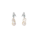 Paola Vilas hand earring in sterling silver with emerald and baroque pearl