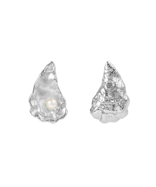 Paola Vilas small oyster earring in sterling silver with pearl
