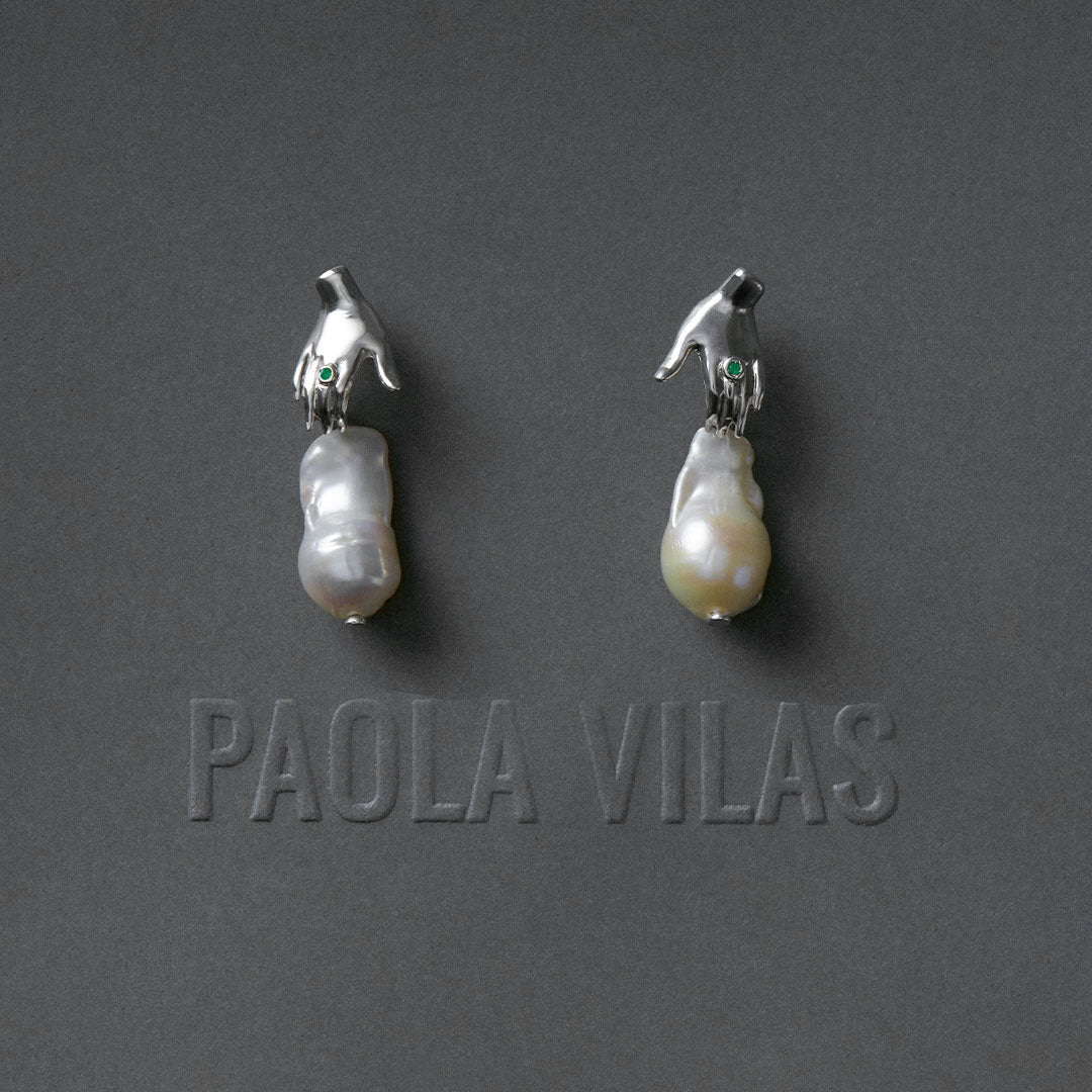 Hand-shaped earring in sterling silver adorned with emerald and baroque pearl