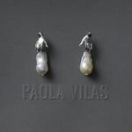 Hand-shaped earring in sterling silver adorned with emerald and baroque pearl