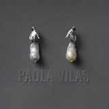 Hand-shaped earring in sterling silver adorned with emerald and baroque pearl