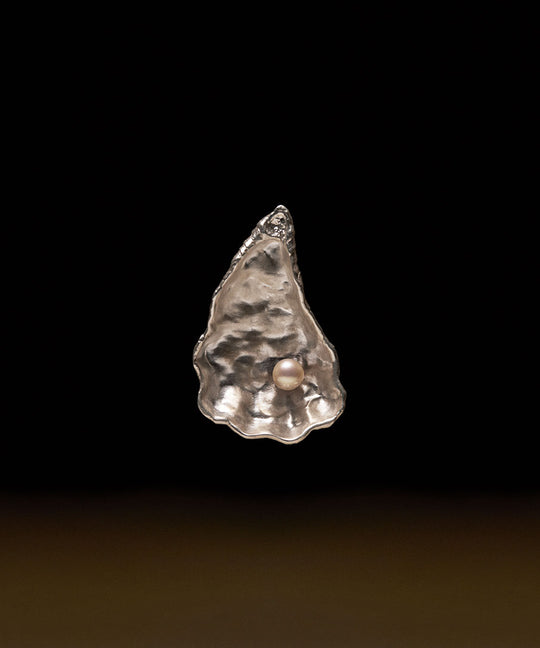 Oyster pendant in sterling silver with pearl