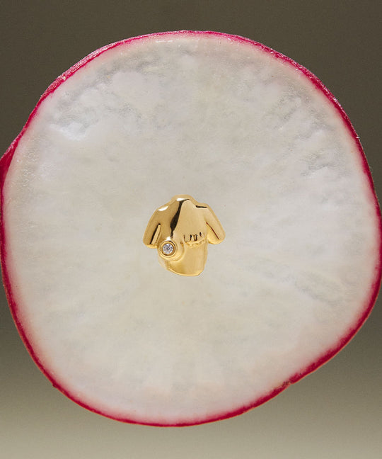 Female bust piercing in 18k gold adorned with a diamond