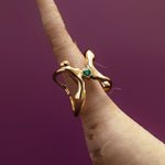 18k gold ring of bodies adorned with emerald