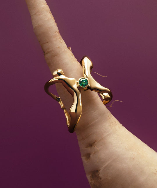 18k gold ring of bodies adorned with emerald