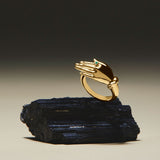 Ring in sterling silver with 18k gold plating of a hand with emerald