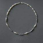 Necklace of feminine bodies in sterling silver and pearls with hand-shaped clasp adorned with emerald