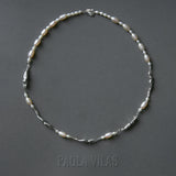 Necklace of feminine bodies in sterling silver and pearls with hand-shaped clasp adorned with emerald