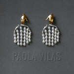 Earring in 18k gold-plated sterling silver featuring a hand and feminine body adorned with pearls and emerald