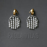 Earring in 18k gold-plated sterling silver featuring a hand and feminine body adorned with pearls and emerald
