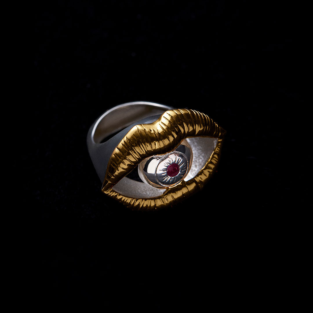 Ring with ruby in 925 silver with gold plating of mouth and eye